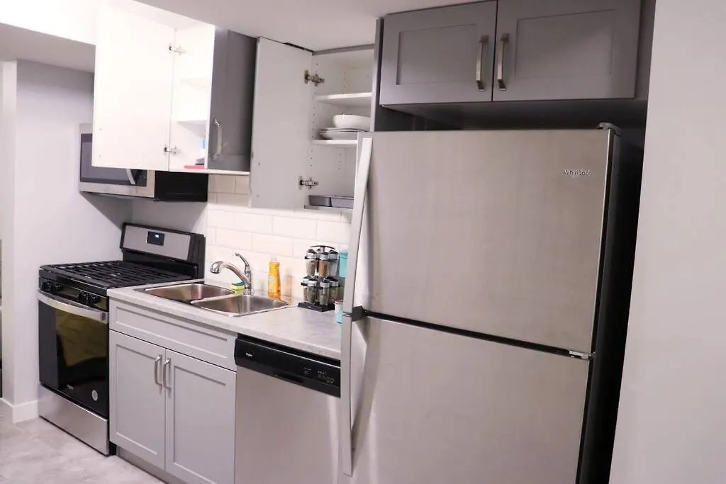 Deluxe 2 Bedroom Suite With*Netflix/Cable/Prime Edmonton Holiday home